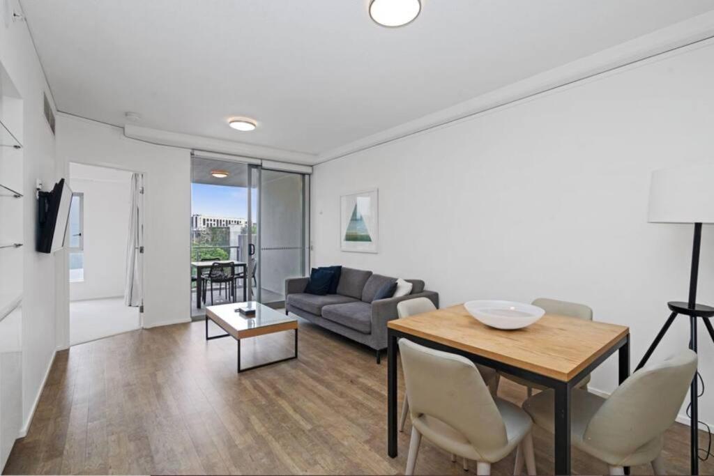 Lovely 2- Bedroom Rental Unit With Free Parking Brisbane Exterior photo